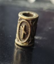 Inel auriu inchis pentru barba sau par Viking Rune model Nauthiz (Necessity)