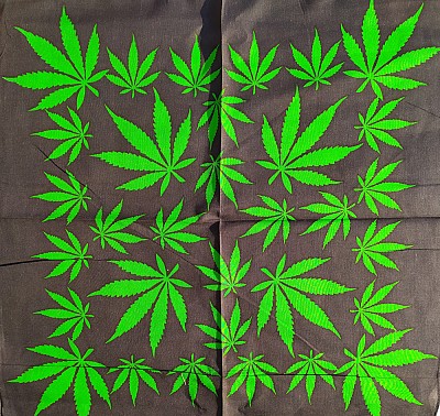 Bandana cannabis frunze mari verzi pe negru