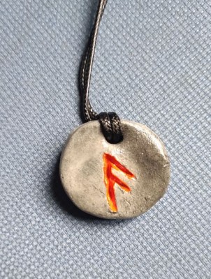 Medalion gri din ceramica cu rune - Ansuz