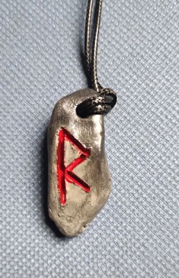 Medalion gri din ceramica cu rune - Raido