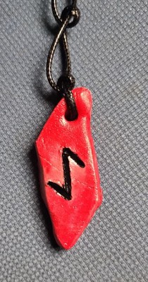 Medalion rosu din ceramica cu rune - Sowulo