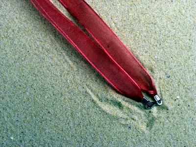 Z100-07 Panglica rosie pt. medalioane (cu inchizatoare din argint)