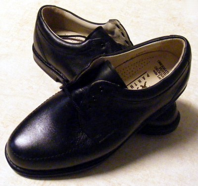 Pantofi negri de piele cu 4 randuri de gauri