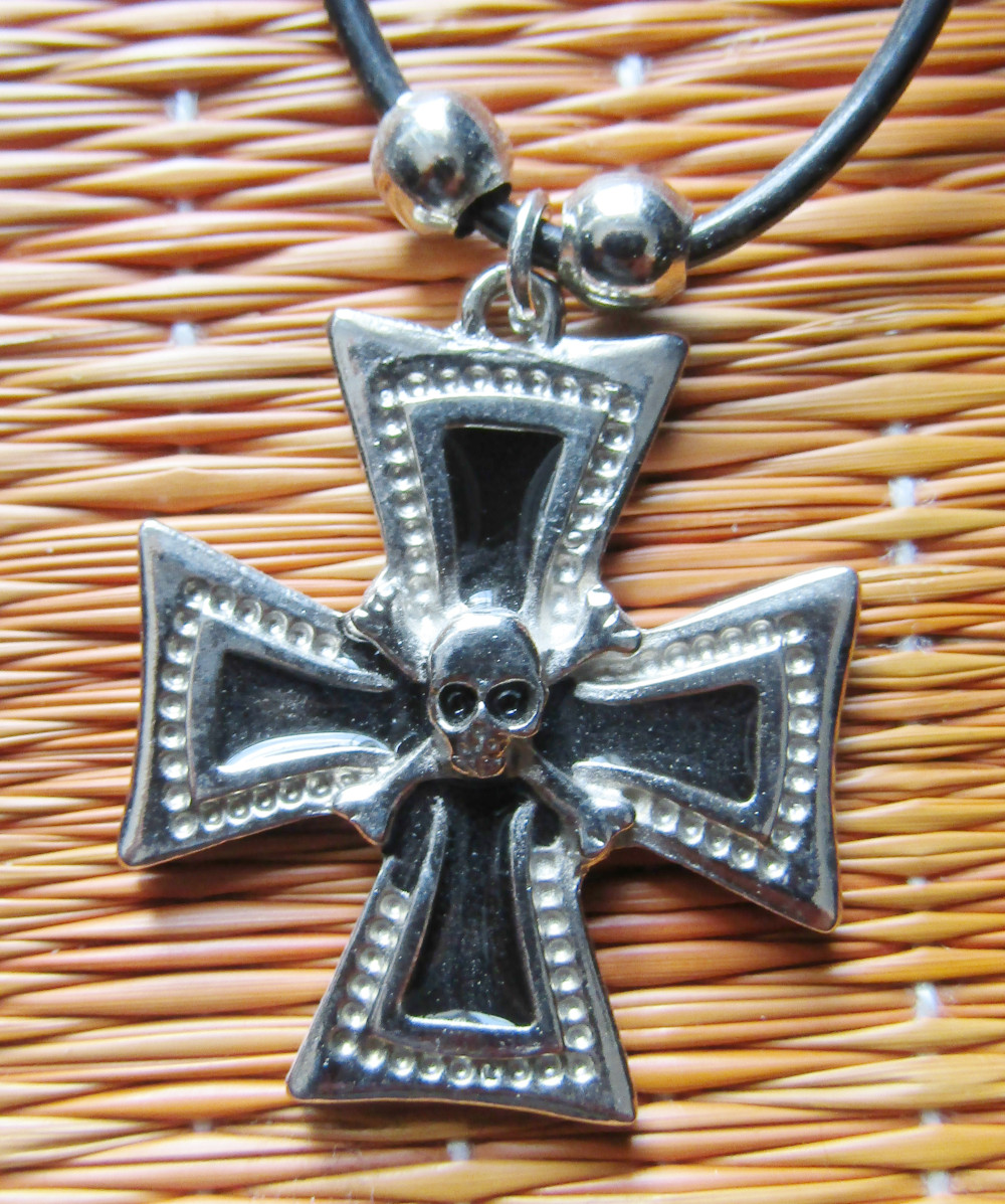 15. Medalion Cruce de fier cu craniu