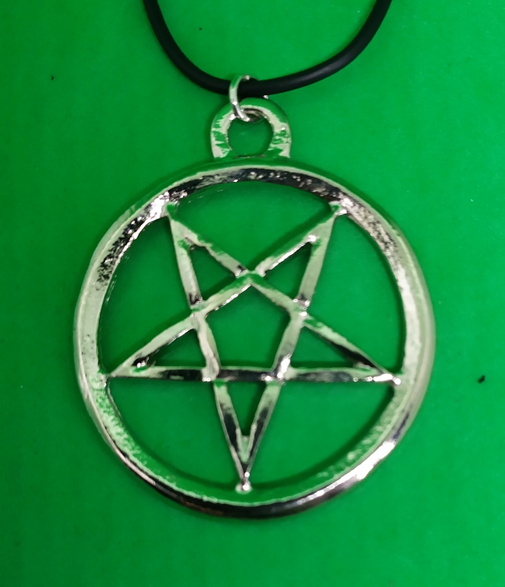 25. Medalion pentagrama mare subtire intoarsa