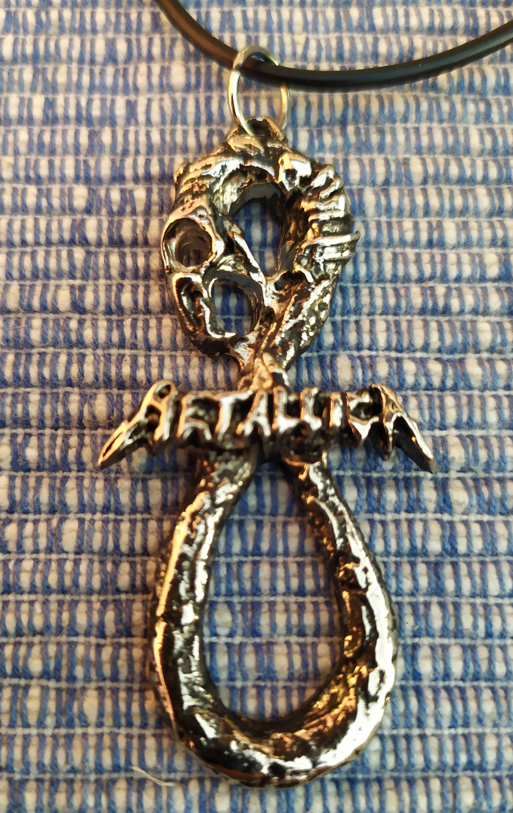 4. Medalion Metallica sarpe
