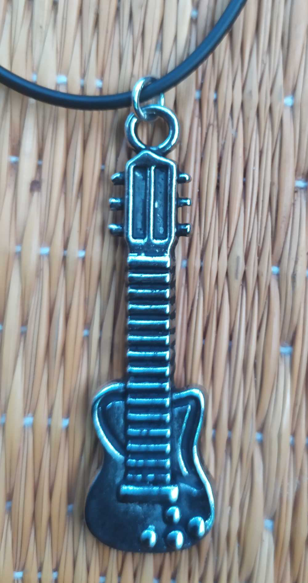 59. Medalion Old Fashioned Guitar