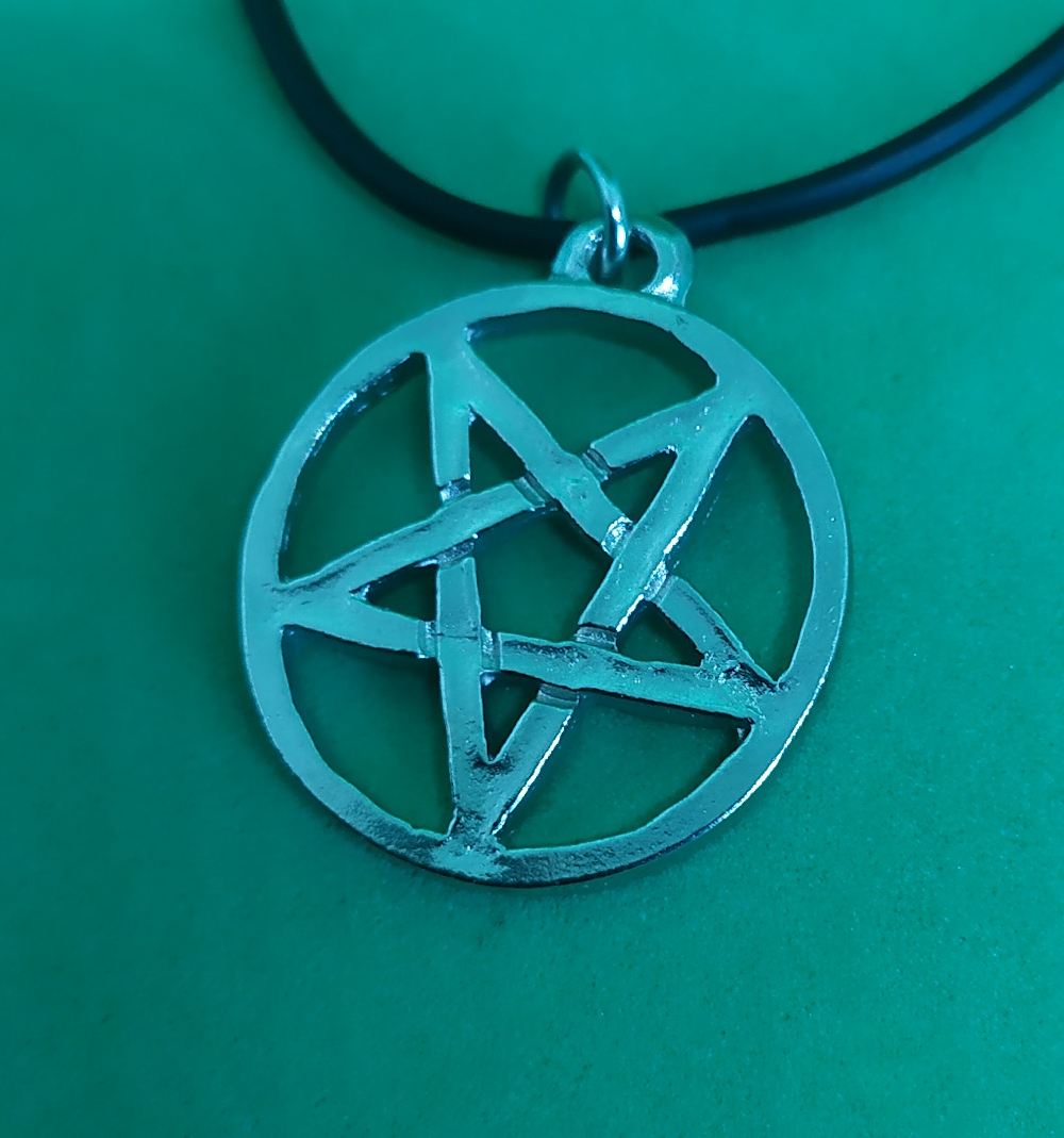 98. Medalion Pentagrama intoarsa mica