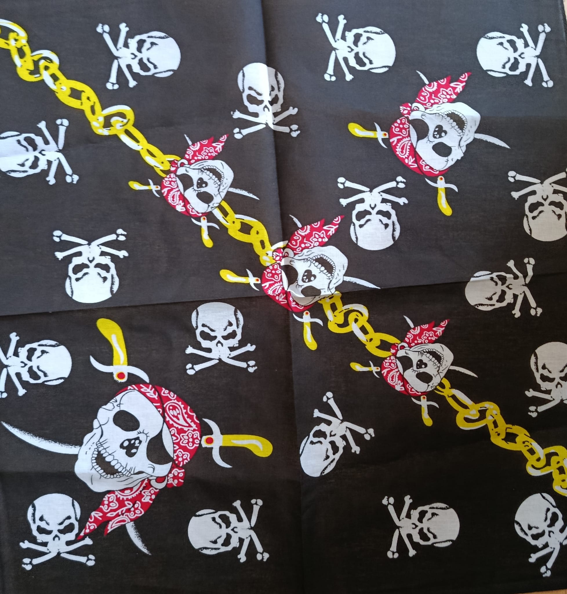 Bandana cranii pirat si lant galben