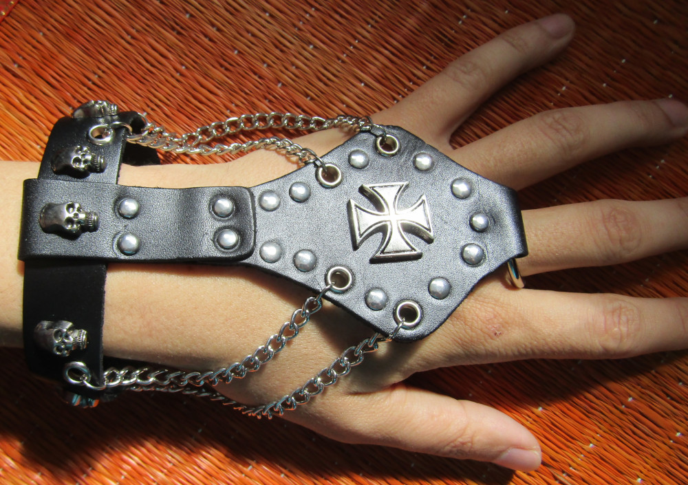 Bratara cu inel pentru deget si lanturi Iron Cross model 1