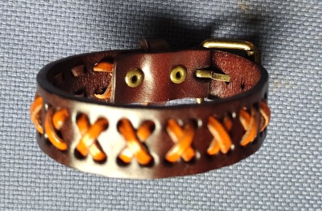 Bratara de piele maro cu X-uri galbene (JHN)