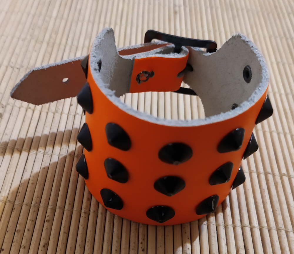 Bratara de piele portocalie cu trei randuri de conuri negre
