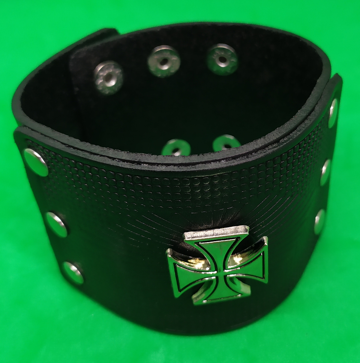 Bratara lata Iron Cross pe suport dreptunghiular