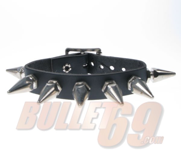 Bratara neagra de piele cu un rand de tepi mari cu baza hexagonala WB050