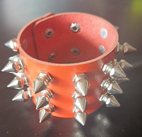 Bratara portocalie de imitatie de piele cu 3 randuri de tepi (JBG)