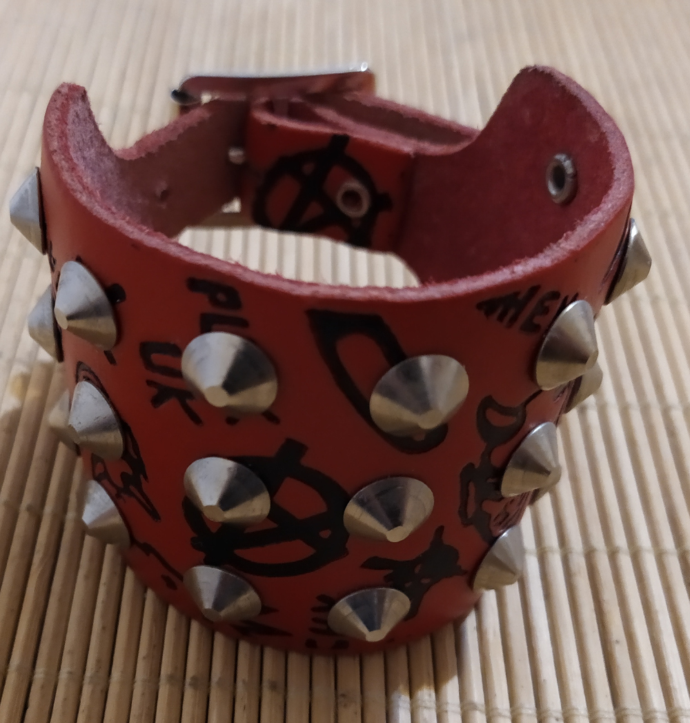 Bratara punk de piele caramizie cu trei randuri de conuri argintii