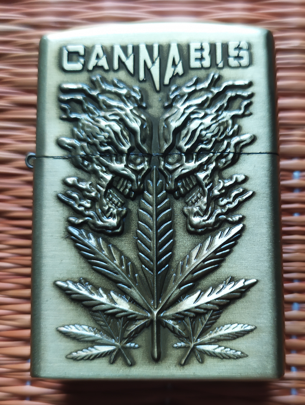 Bricheta aurie tip Zippo Cannabis model 8