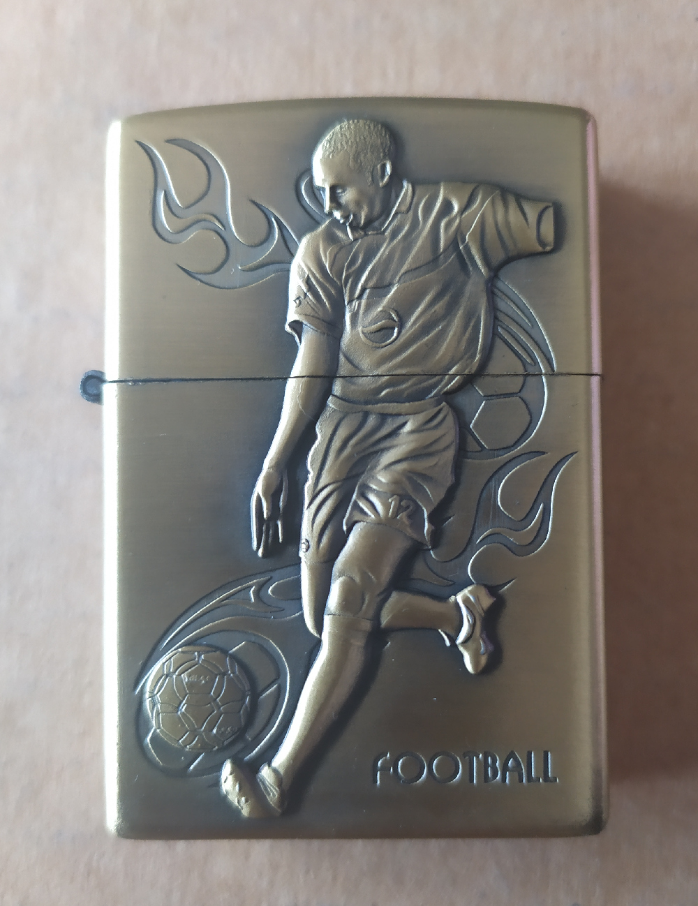 Bricheta aurie tip Zippo Football model 2