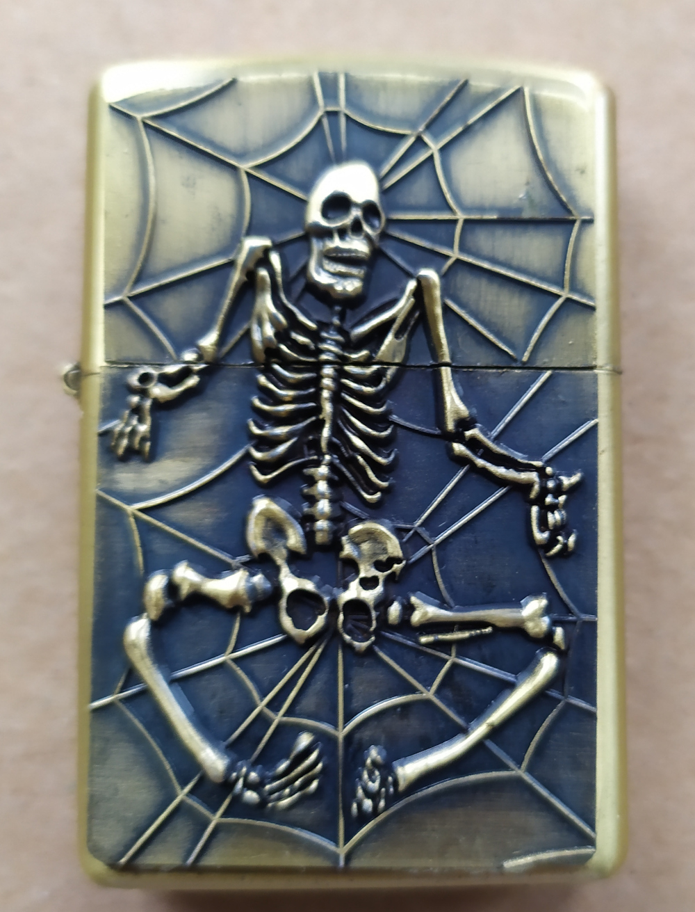 Bricheta aurie tip Zippo Skeleton on spider web