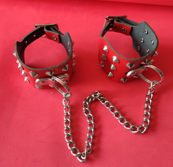 Catuse rosii Fetish de piele cu trei randuri de conuri