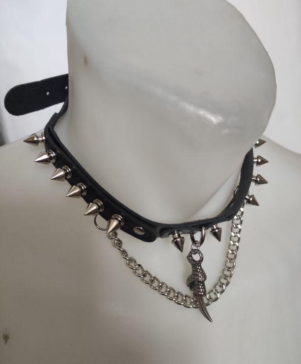 Chocker (zgarda) de imitatie de piele cu colt, lant si tinte