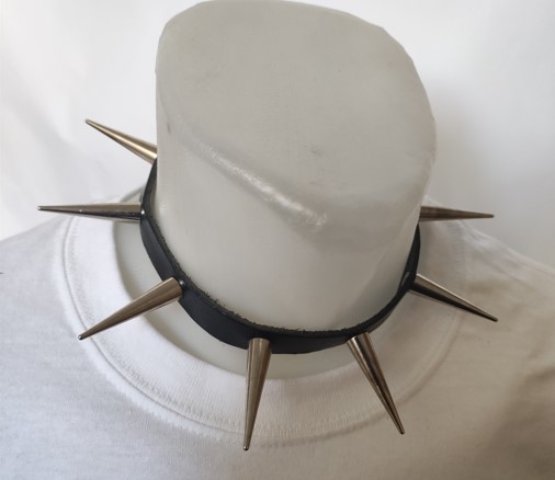 Chocker (zgarda) de piele cu tepi foarte lungi conici