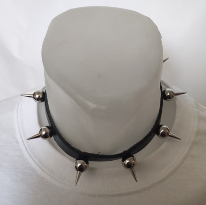 Chocker (zgarda) de piele cu tepi lungi cu bilute