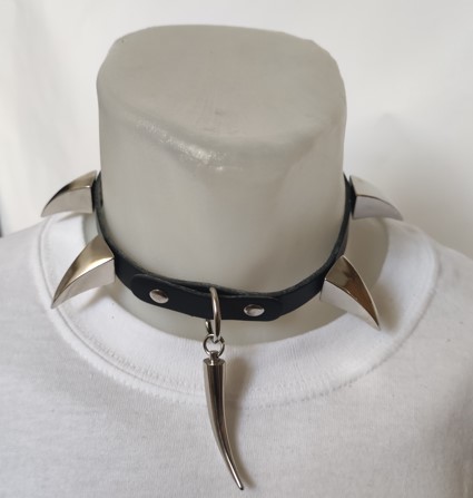 Chocker (zgarda) de piele neagra cu 4 colti + 1