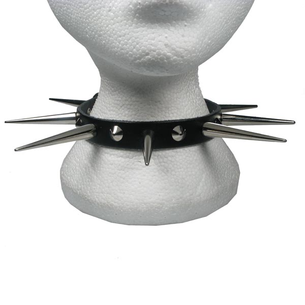 Chocker (zgarda) de piele neagra cu un rand de tepi lungi si conuri NB188
