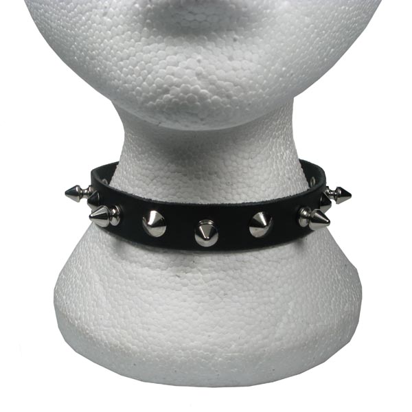 Chocker (zgarda) de piele neagra cu un rand de tepi mici si conuri NB189