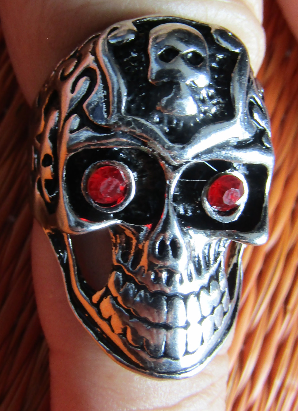 Inel Biker Ring Craniu cu ochi rosii