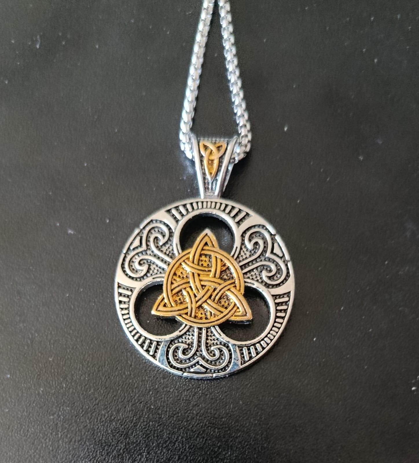 Medalion Celtic Knot rotund cu lant (JBG)