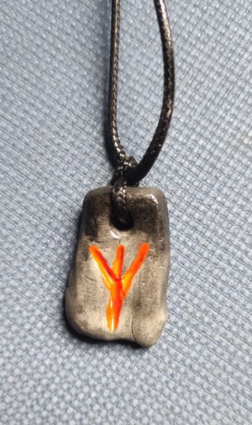 Medalion gri din ceramica cu rune - Algiz