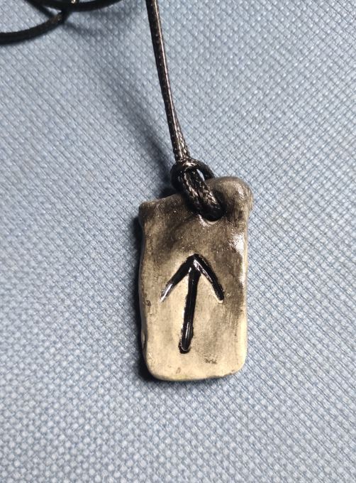 Medalion gri din ceramica cu rune - Tiwaz pe negru