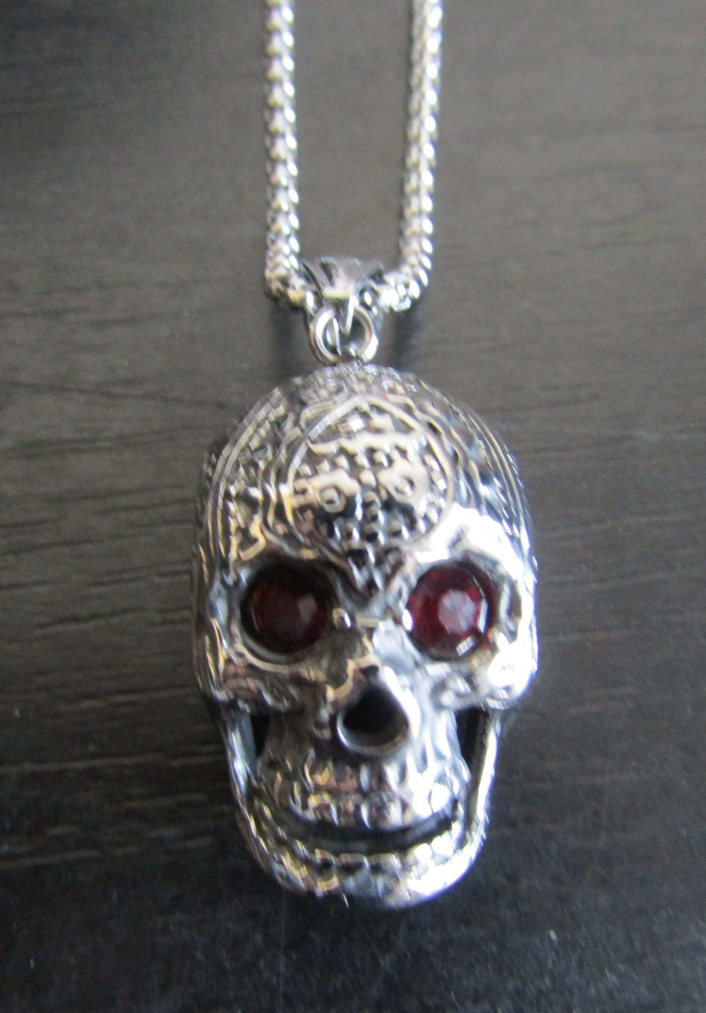 Medalion masiv de inox Craniu cu ochi rosii PRU8