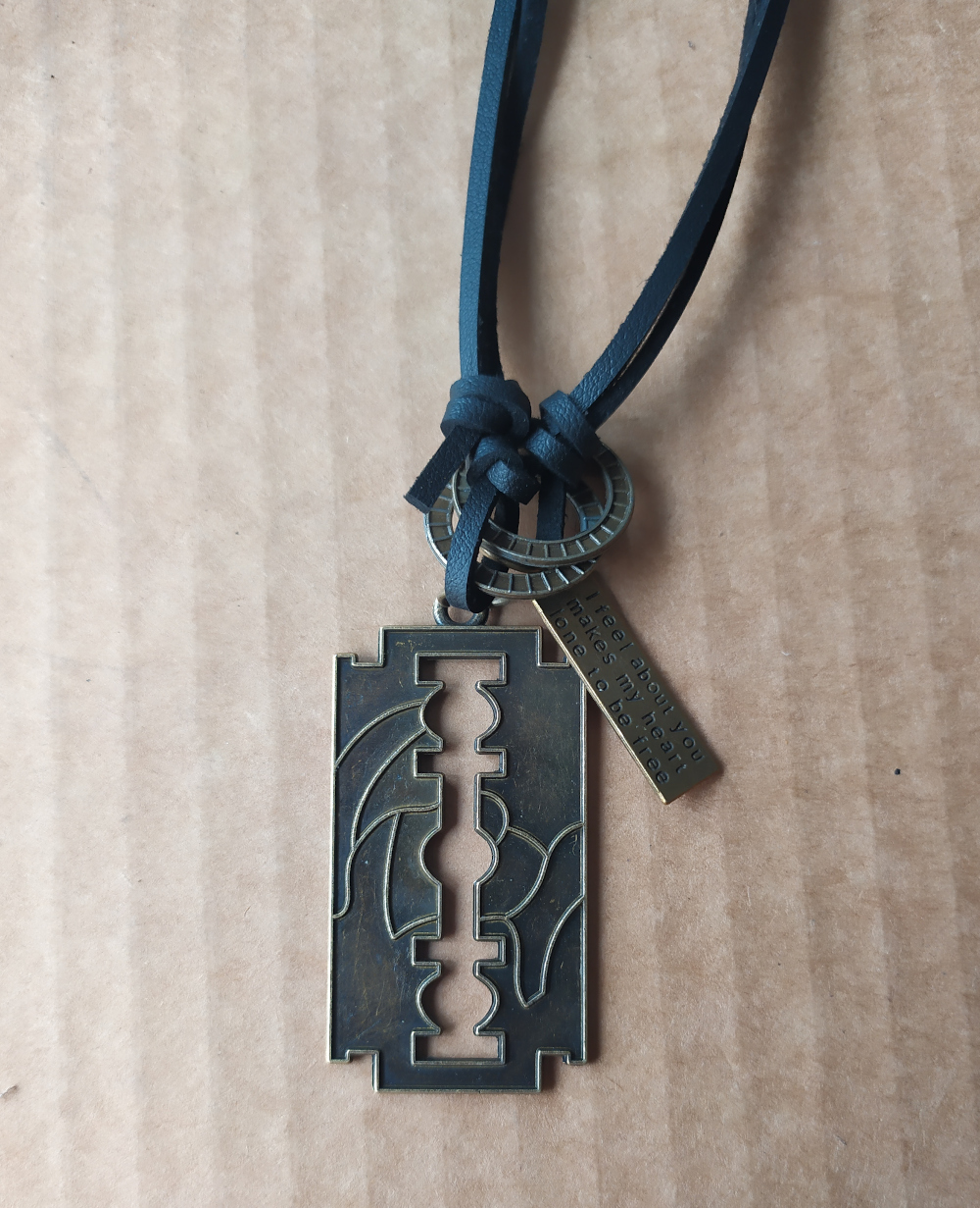 Medalion Native Art Razor Blade