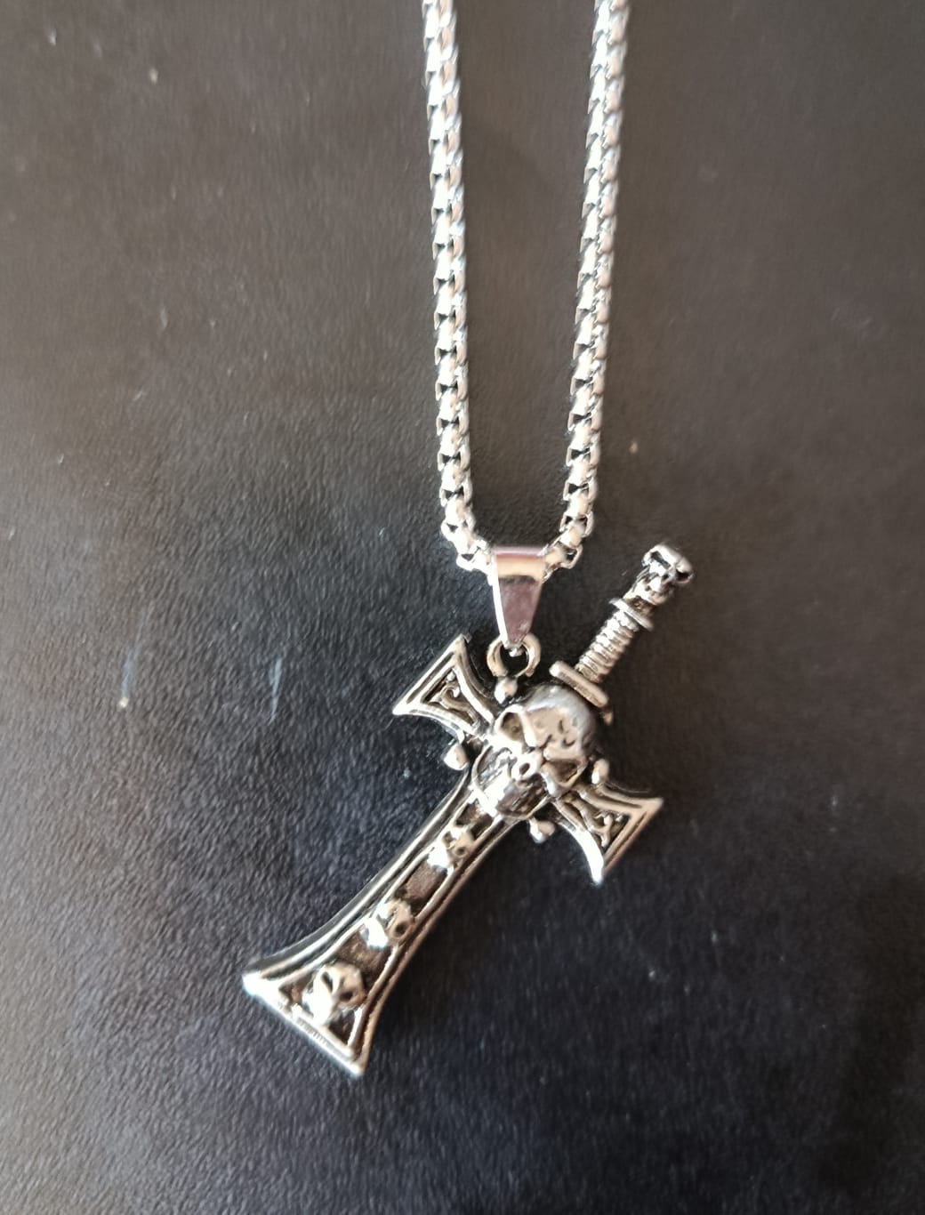 Medalion Solid Rock LONG CROSS WITH SKULL
