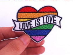 Patch LOVE IS LOVE (patch decupat) (JBG)