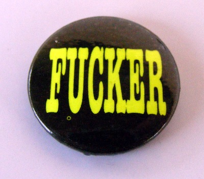 Insigna mica neagra cu galben FUCKER