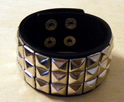 Bratara imitatie piele cu 3 randuri de piramide mari (JHN/B850/3)