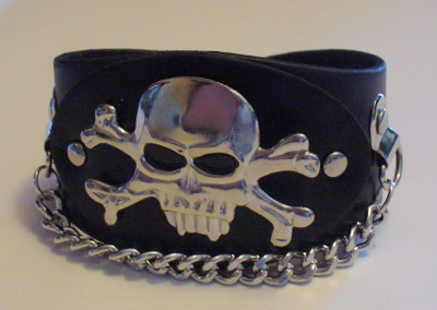 Bratara imitatie piele Skulls Factory Craniu cu oase si lant (JHN)