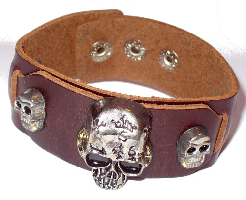 Bratara imitatie piele maro Skulls Factory 3 Cranii (JHN)