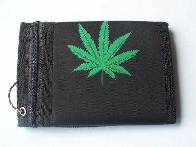 Portofel cu lant CANNABIS Leaf (JHN)