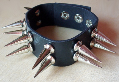 Bratara neagra imitatie de piele cu 2 randuri de tepi (Spikes Factory)