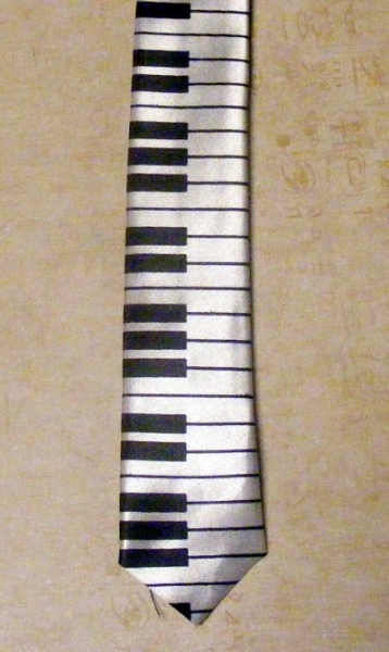 Cravata ingusta alba clape de pian (CJL)