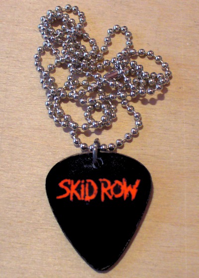 Medalion cu lant de bilute pana de chitara SKID ROW (PLE37)