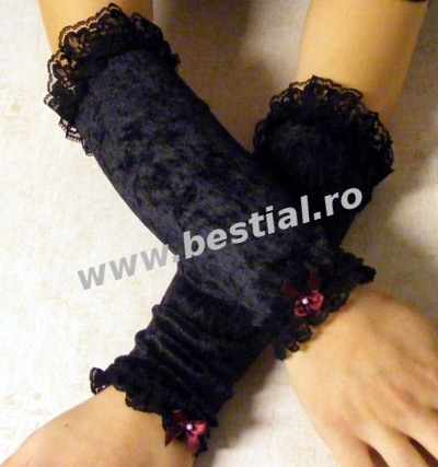 Pereche manusi GOTHIC NEGRE VAMPIRELLA din catifea neagra cu dantela si fundita visinie