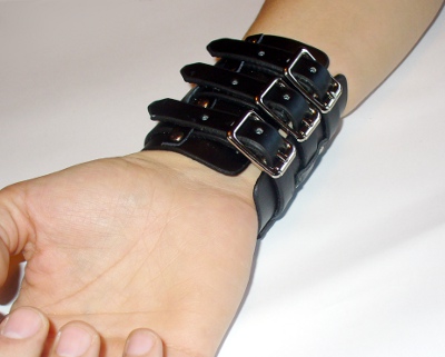 Bratara din imitatie de piele neagra cu 3 cureluse (latime 9 cm) (JHN)