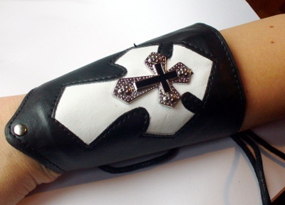 Bratara - gauntlet cu cruce pe fond alb (JHN)