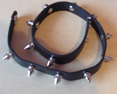 Bratara circulara de piele neagra cu un rand de tepi rotunjiti (JHN)